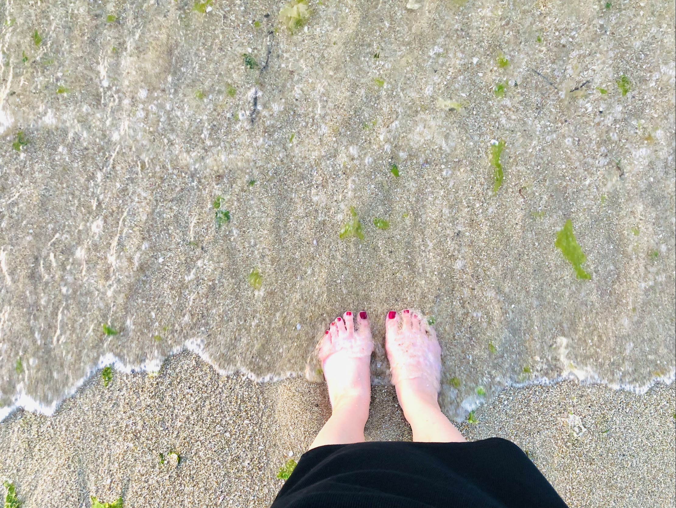 海での足元の写真