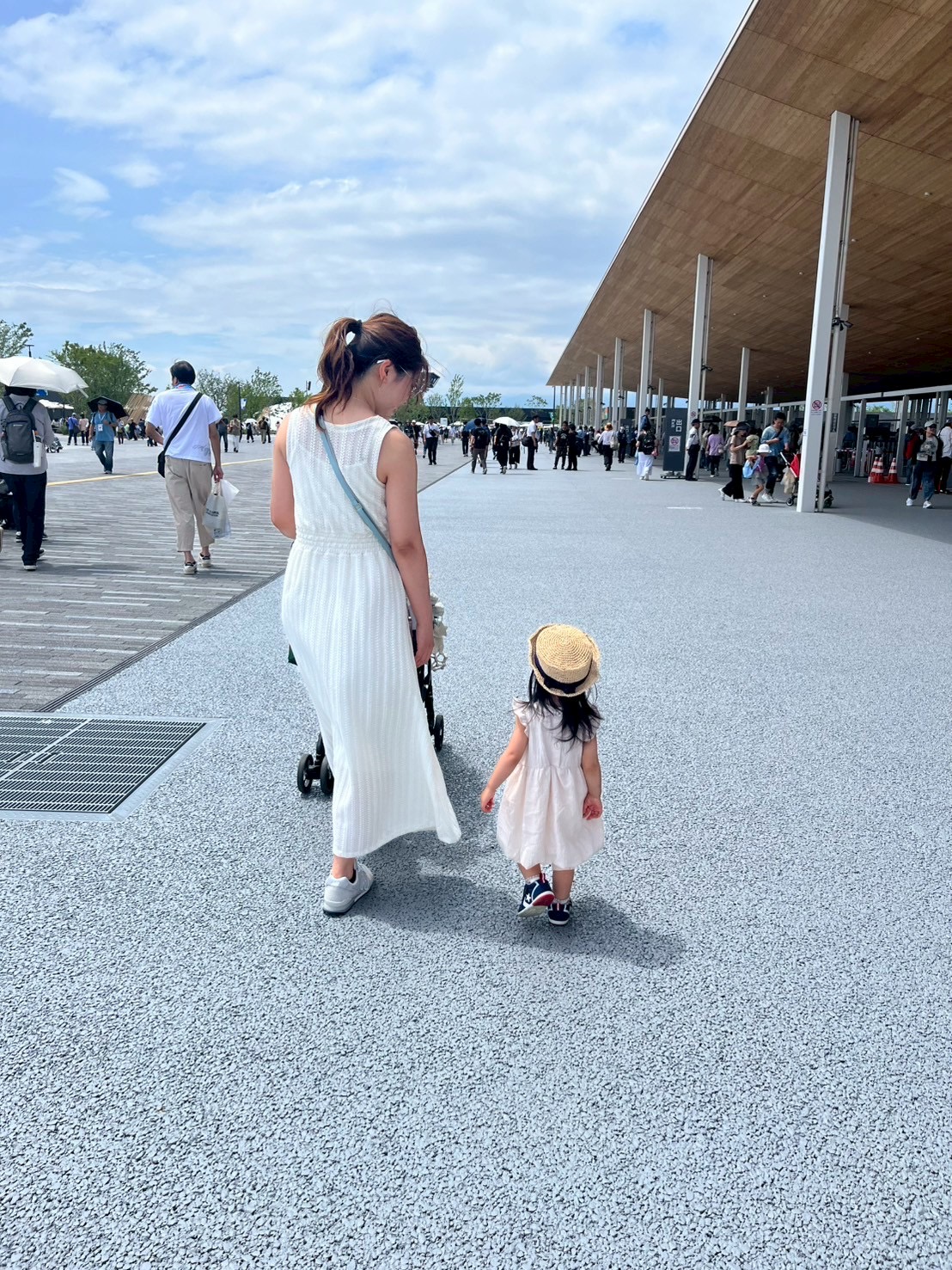 親子の後ろ姿の写真