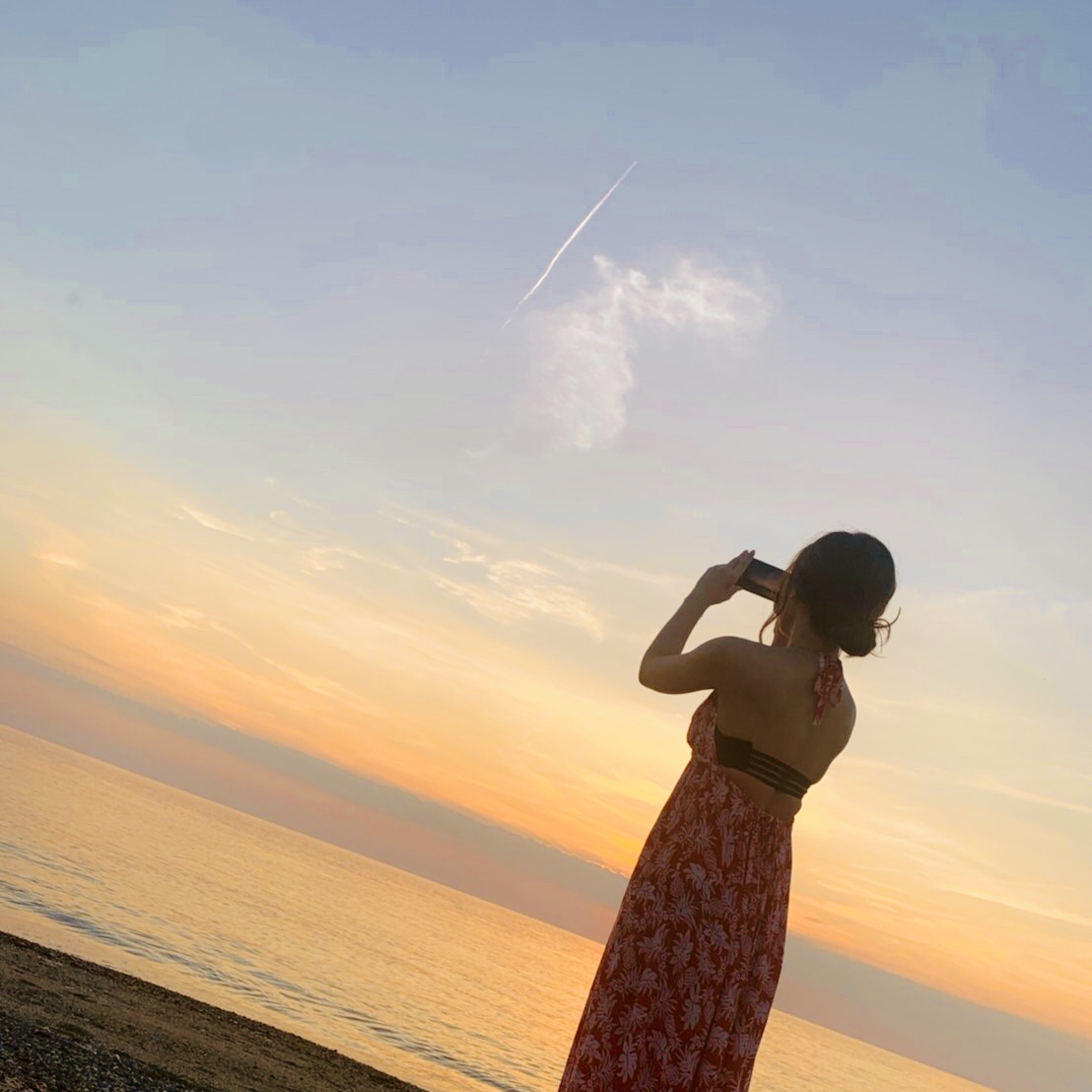 飛行機雲を撮っている写真