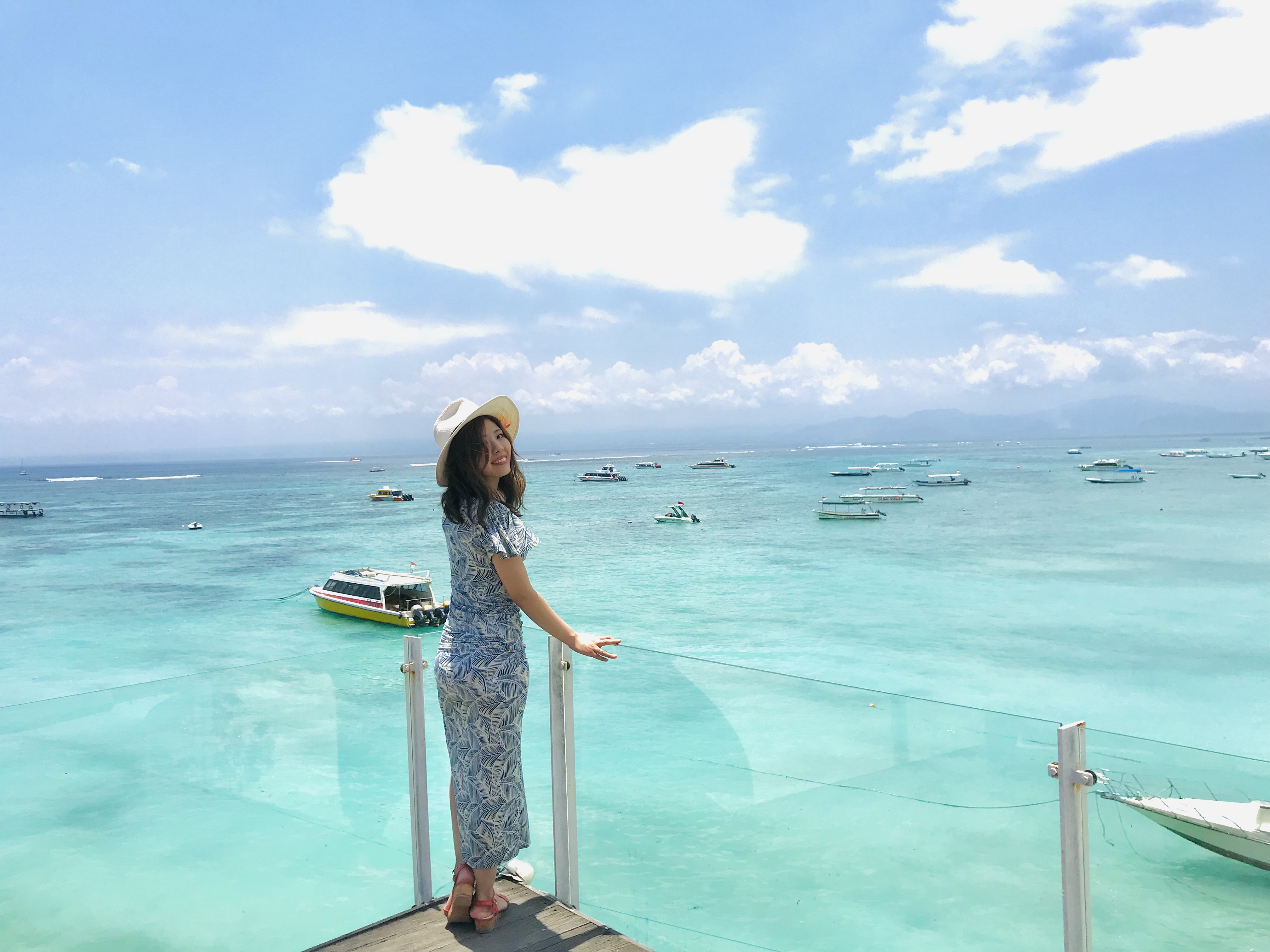 海が背景の自己紹介写真